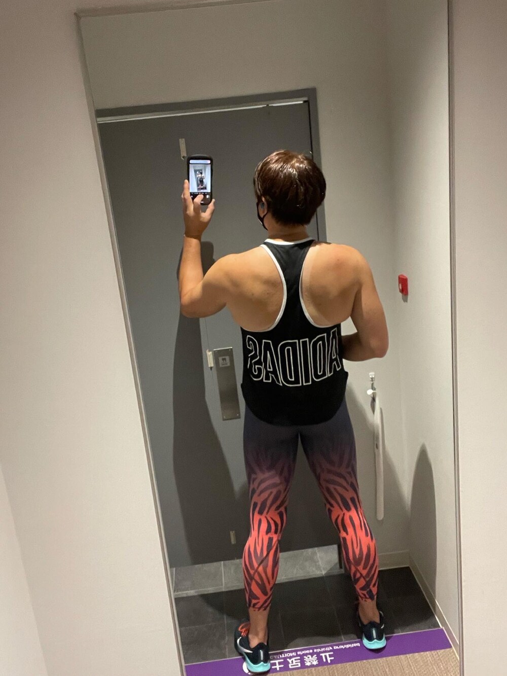 ブラック系のタンクトップを着用したメンズの夏コーディネートの2枚目の写真