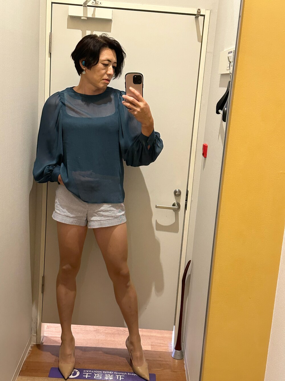 ベージュ系のパンツを着用したメンズの夏コーディネートの2枚目の写真