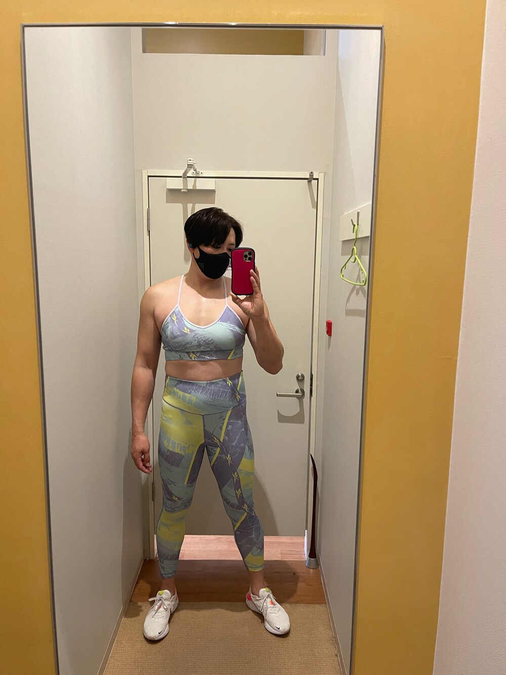 ブルー系のタンクトップを着用したメンズの春コーディネートの3枚目の写真