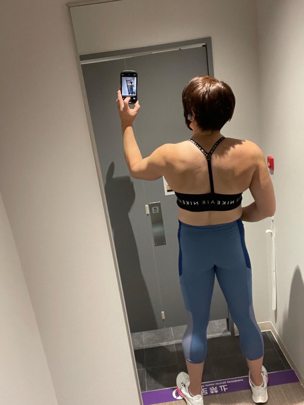 ブルー系のタンクトップを着用したメンズの冬コーディネートの4枚目の写真