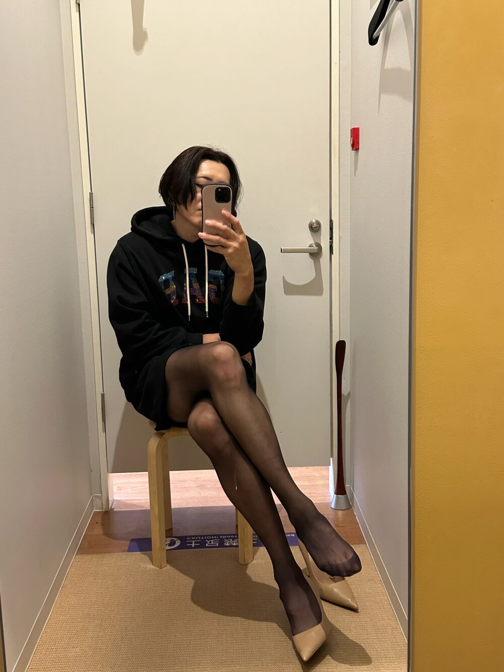 ブラック系のワンピース/ドレスを着用したメンズの秋コーディネートの3枚目の写真