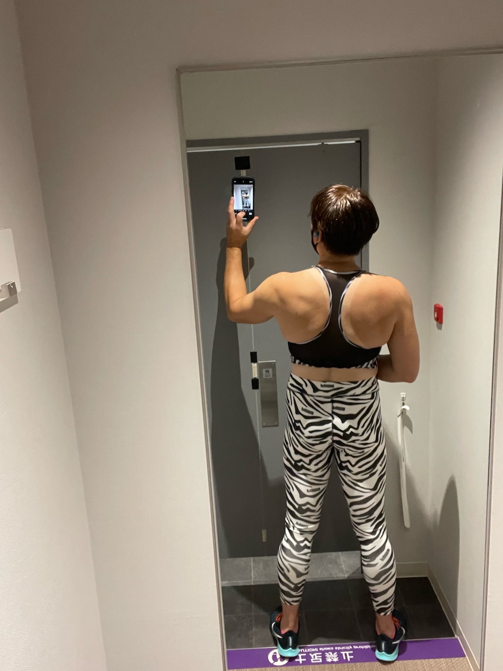 ブラック系のタンクトップを着用したメンズの夏コーディネートの4枚目の写真