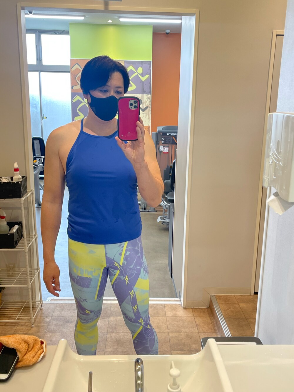 ブルー系のタンクトップを着用したメンズの春コーディネートの2枚目の写真