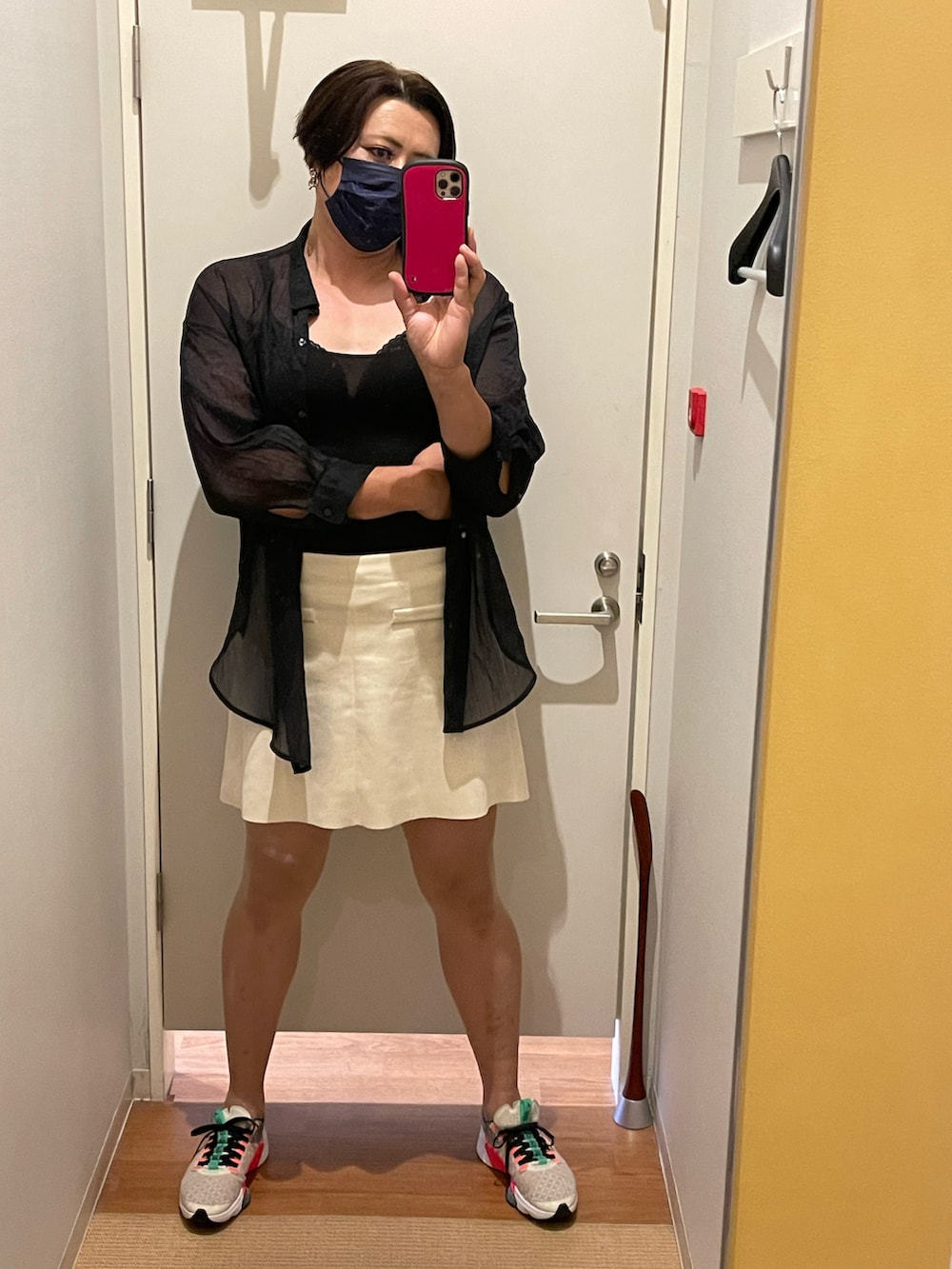 ベージュ系のスカートを着用したメンズの夏コーディネートの2枚目の写真