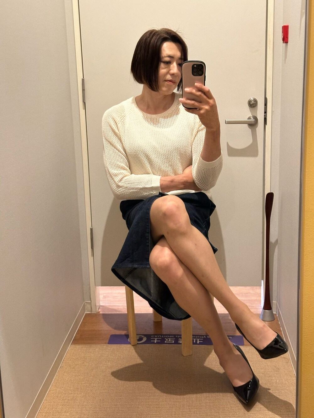 ベージュ系のトップスを着用したメンズの春コーディネートの2枚目の写真