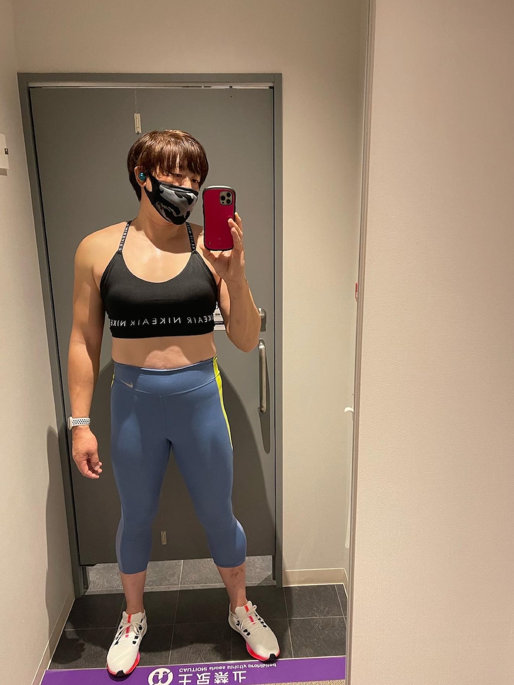 ブルー系のタンクトップを着用したメンズの冬コーディネートの3枚目の写真