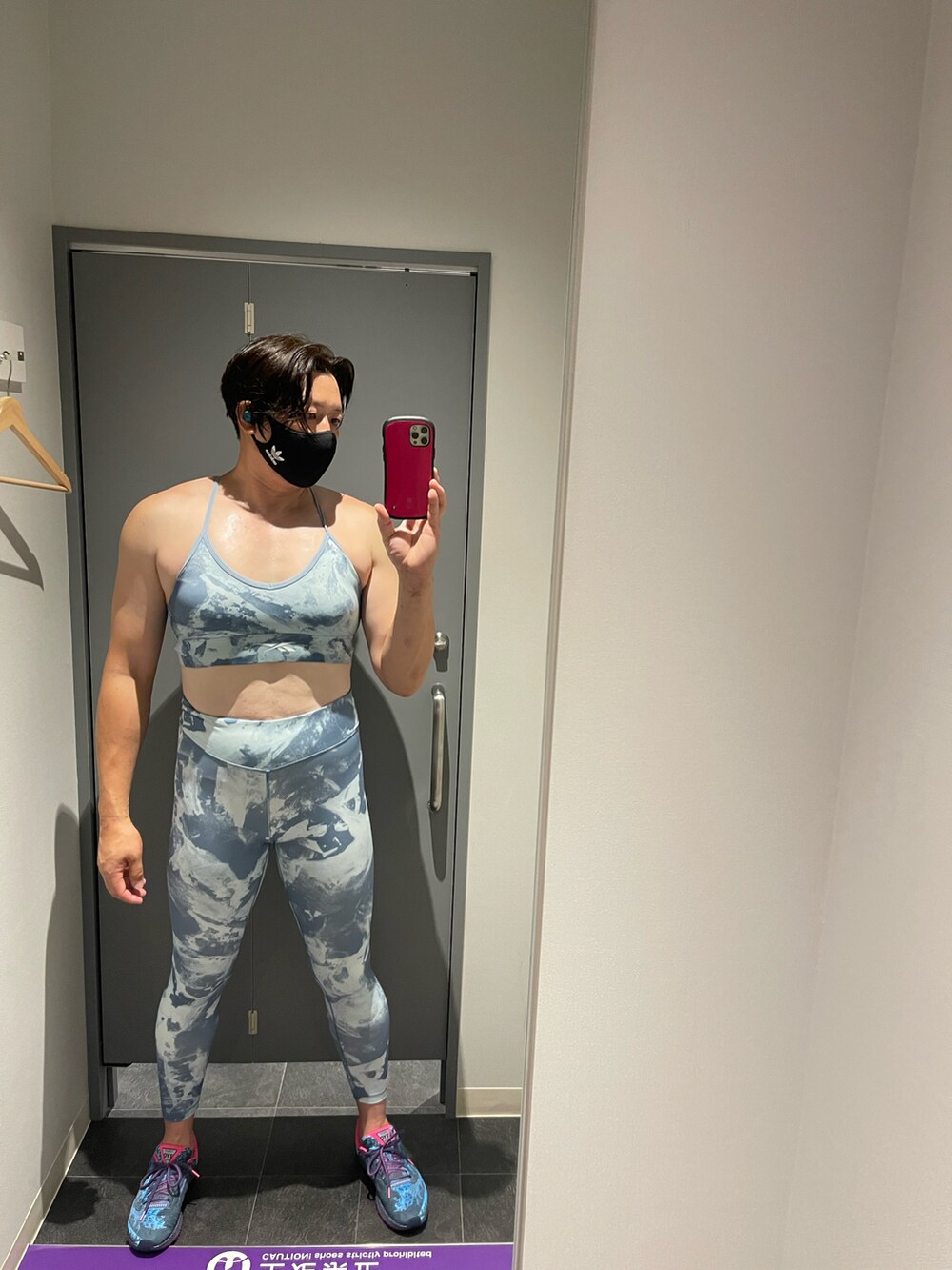 ブラック系のタンクトップを着用したメンズの夏コーディネートの3枚目の写真