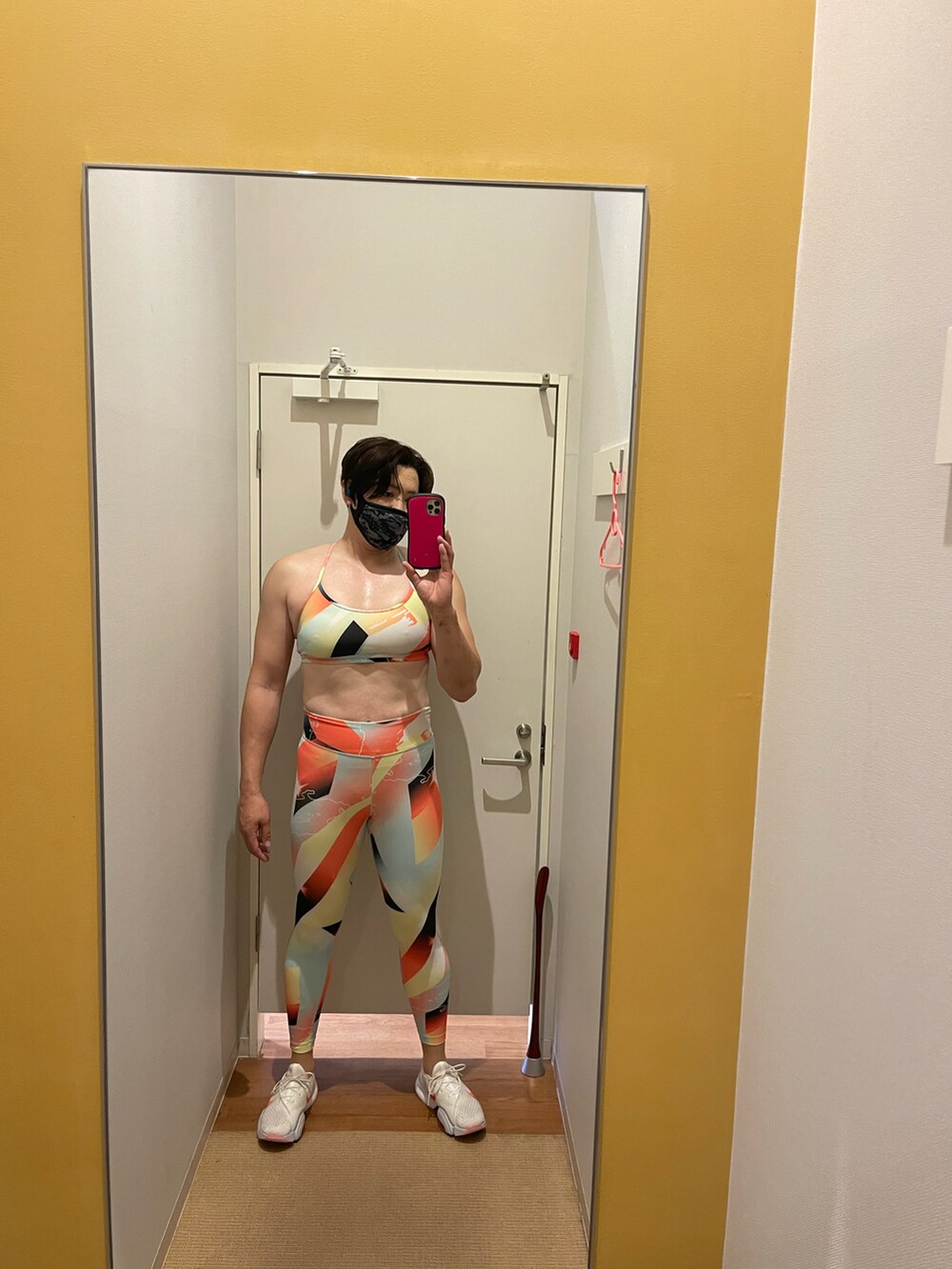 オレンジ系のレギンス/スパッツを着用したメンズの春コーディネートの3枚目の写真