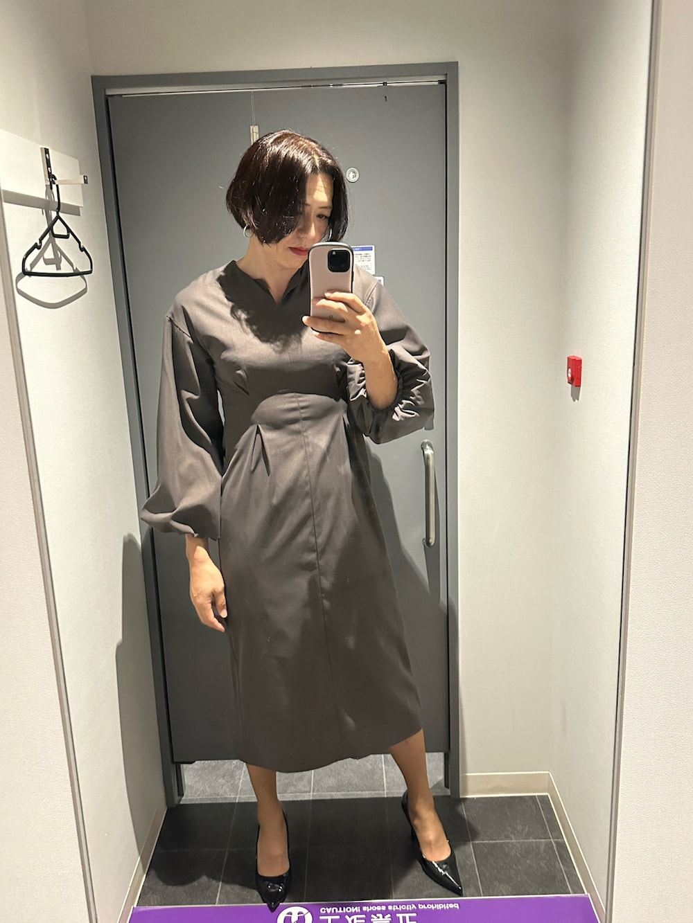 シルバー系のワンピース/ドレスを着用したメンズの冬コーディネートの2枚目の写真