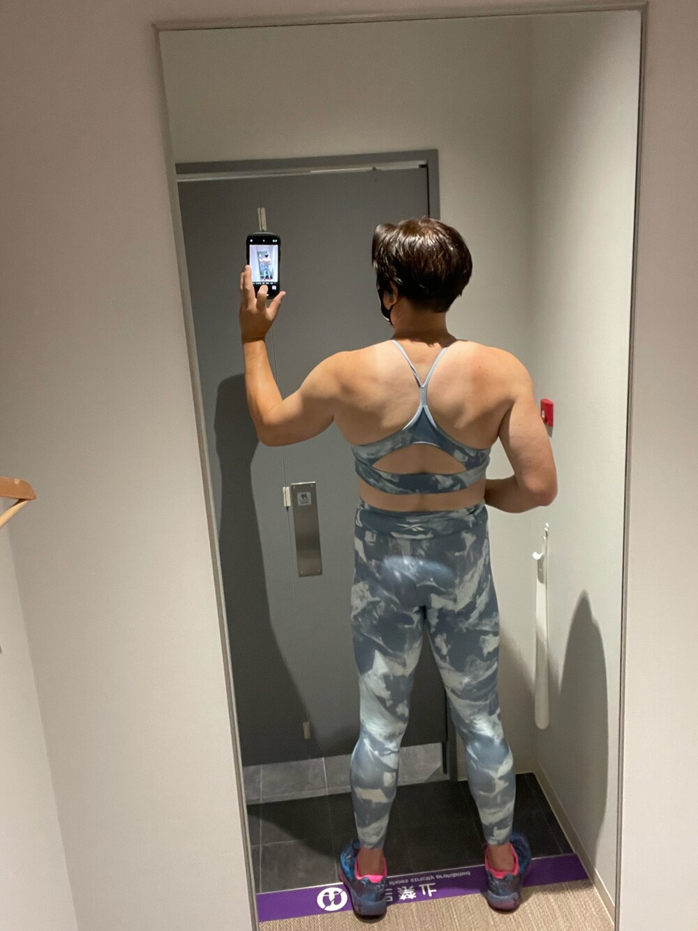 ブラック系のタンクトップを着用したメンズの夏コーディネートの4枚目の写真