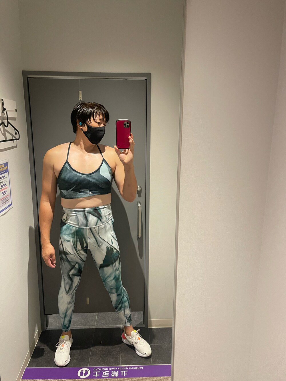 グリーン系のレギンス/スパッツを着用したメンズの秋コーディネートの2枚目の写真