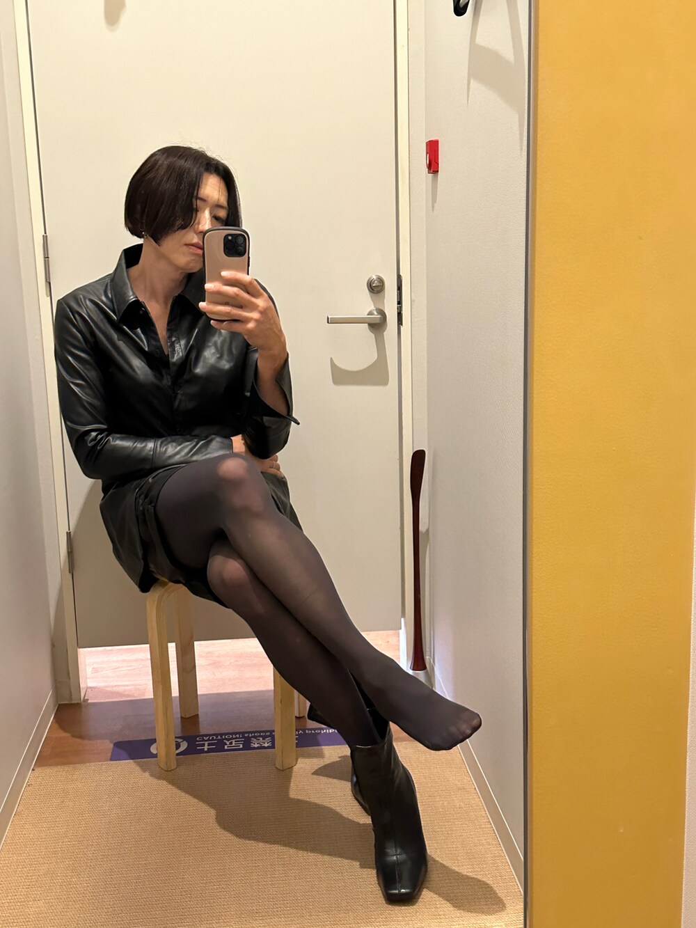 ブラック系のジャケット/アウターを着用したメンズの冬コーディネートの3枚目の写真