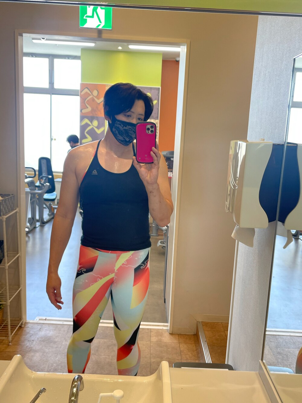 オレンジ系のレギンス/スパッツを着用したメンズの春コーディネートの2枚目の写真