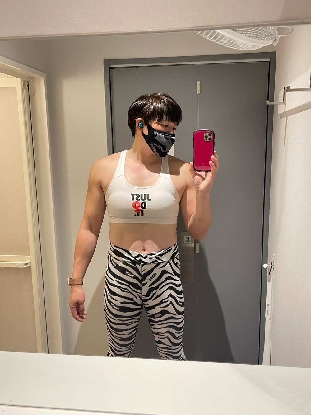 オレンジ系のタンクトップを着用したメンズの冬コーディネートの2枚目の写真