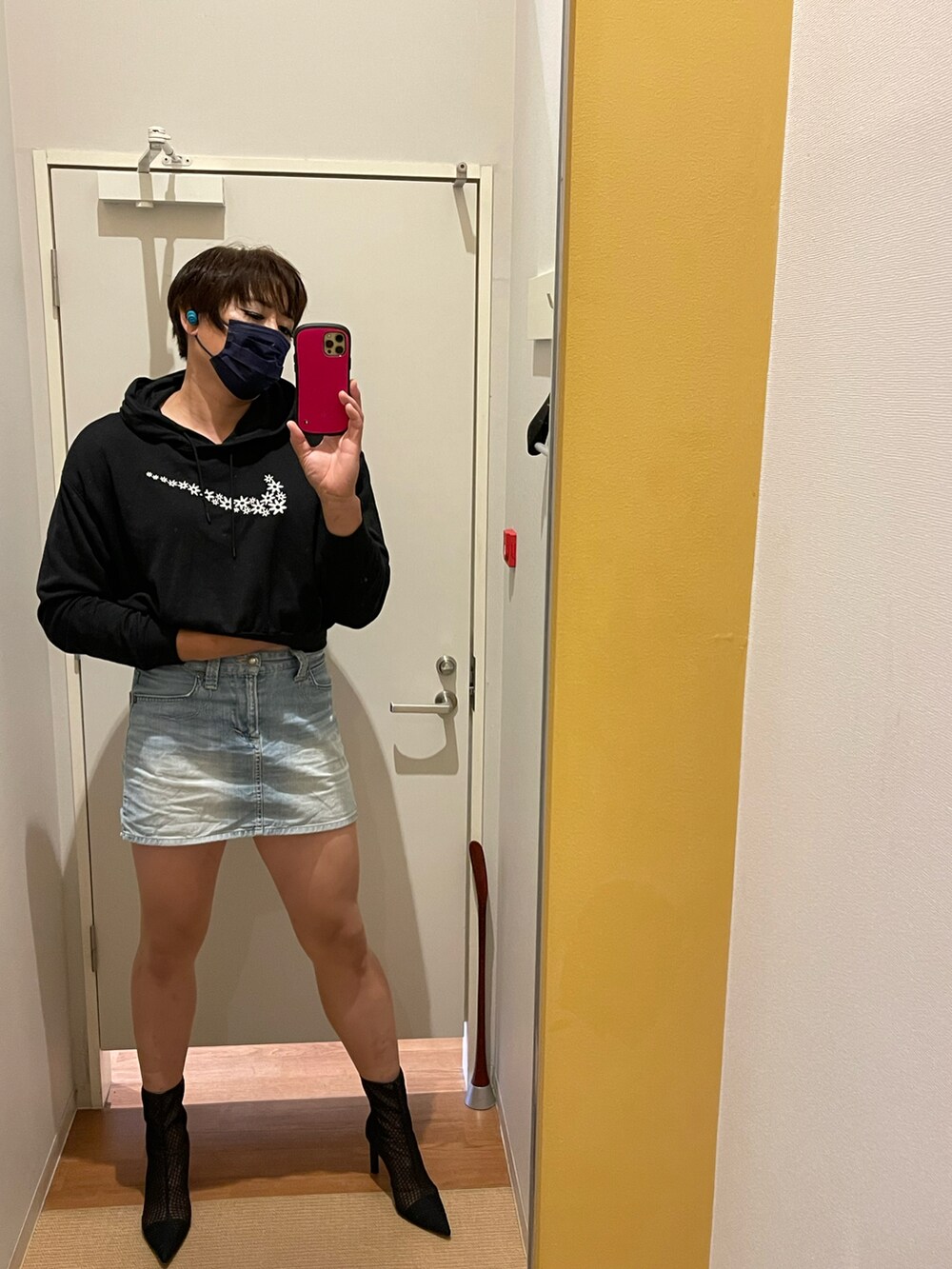 ブラック系のパーカーを着用したメンズの夏コーディネートの4枚目の写真