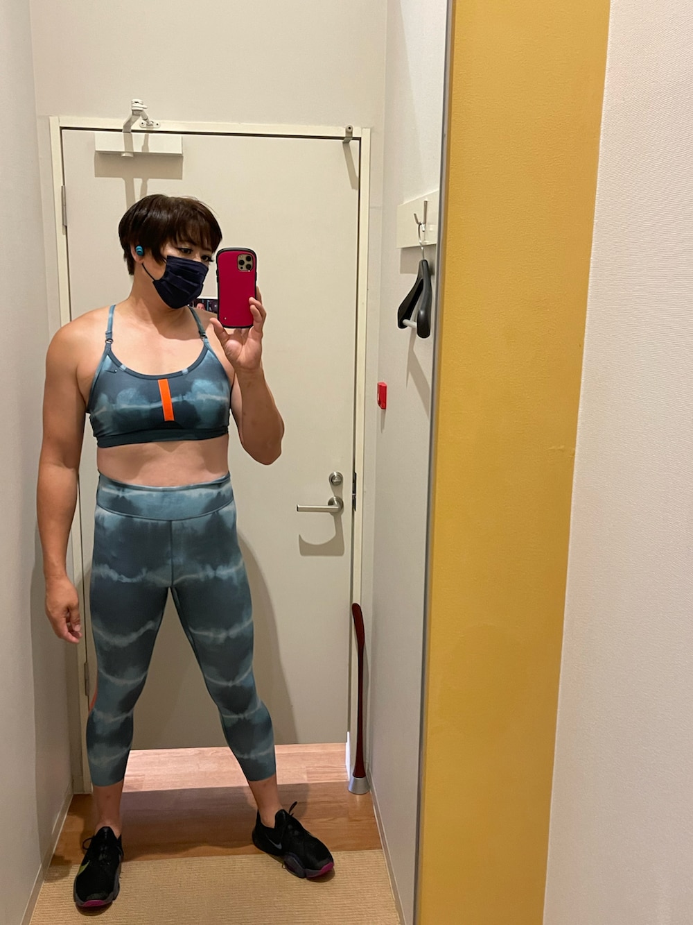 ブルー系のタンクトップを着用したメンズの夏コーディネートの3枚目の写真