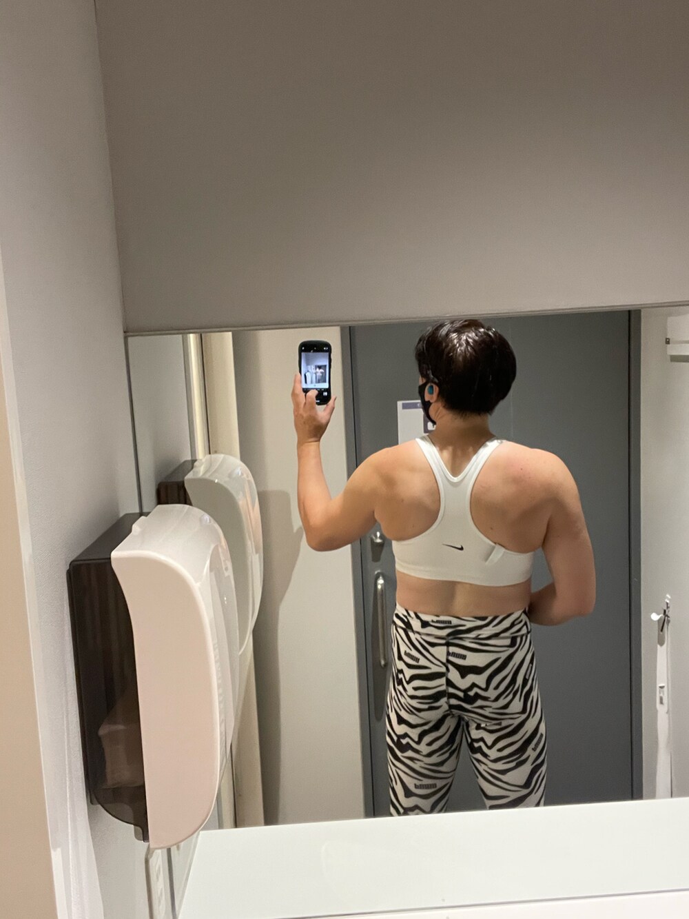 オレンジ系のタンクトップを着用したメンズの冬コーディネートの3枚目の写真