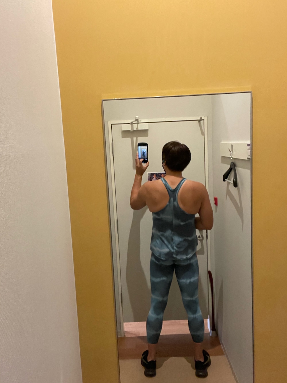 ブルー系のタンクトップを着用したメンズの夏コーディネートの2枚目の写真