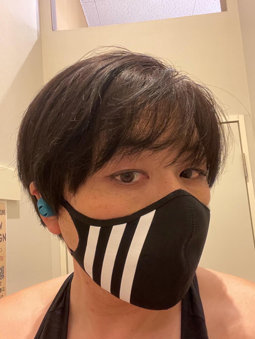 ブラック系のマスクを着用したメンズの冬コーディネートの2枚目の写真