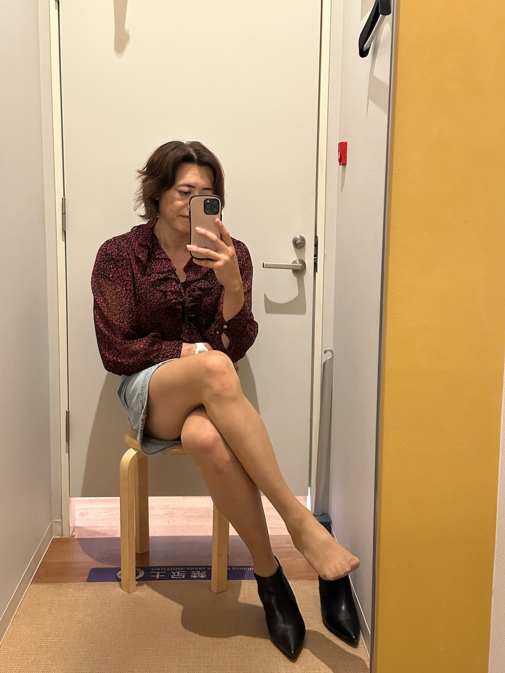 ブルー系のスカートを着用したメンズの秋コーディネートの3枚目の写真