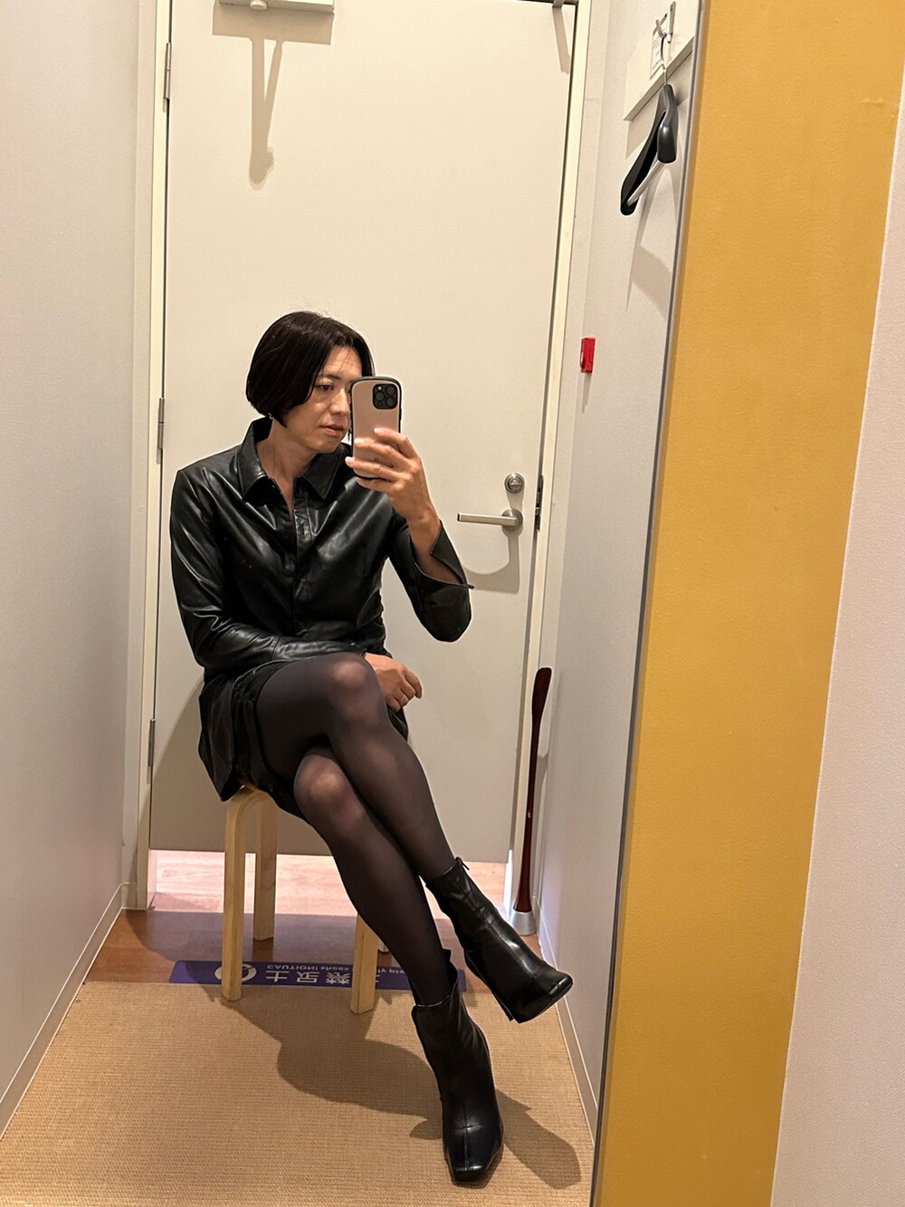 ブラック系のジャケット/アウターを着用したメンズの冬コーディネートの2枚目の写真