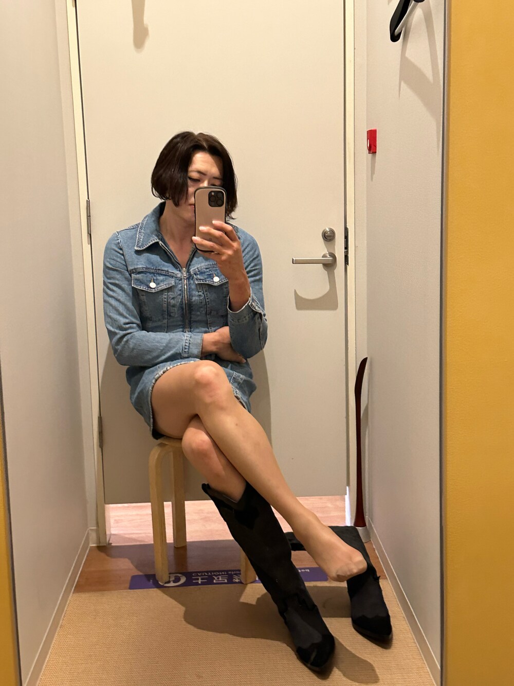 ブルー系のワンピース/ドレスを着用したメンズの冬コーディネートの3枚目の写真