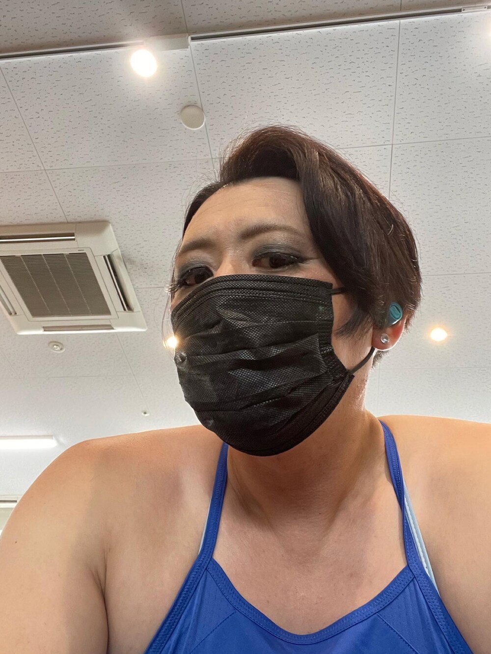 ブルー系のタンクトップを着用したメンズの夏コーディネートの5枚目の写真