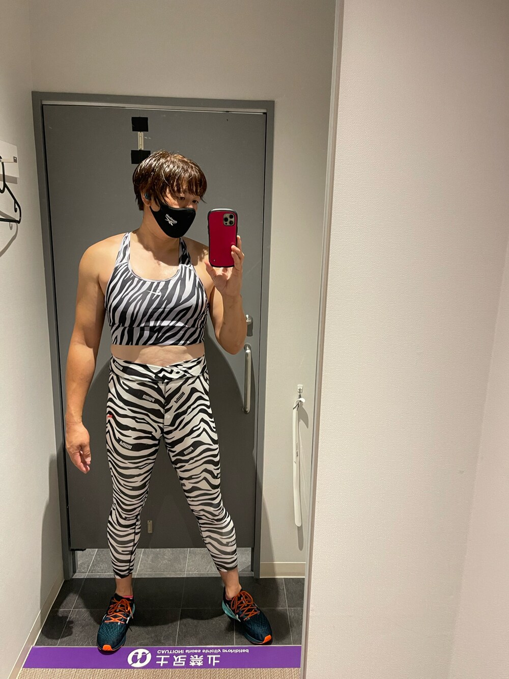 ブラック系のタンクトップを着用したメンズの夏コーディネートの2枚目の写真