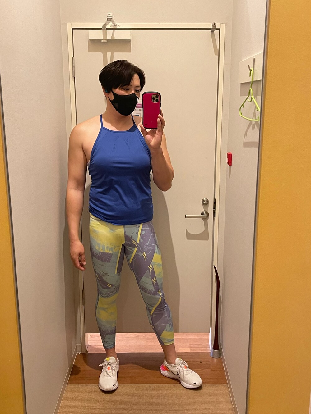 ブルー系のタンクトップを着用したメンズの春コーディネートの4枚目の写真