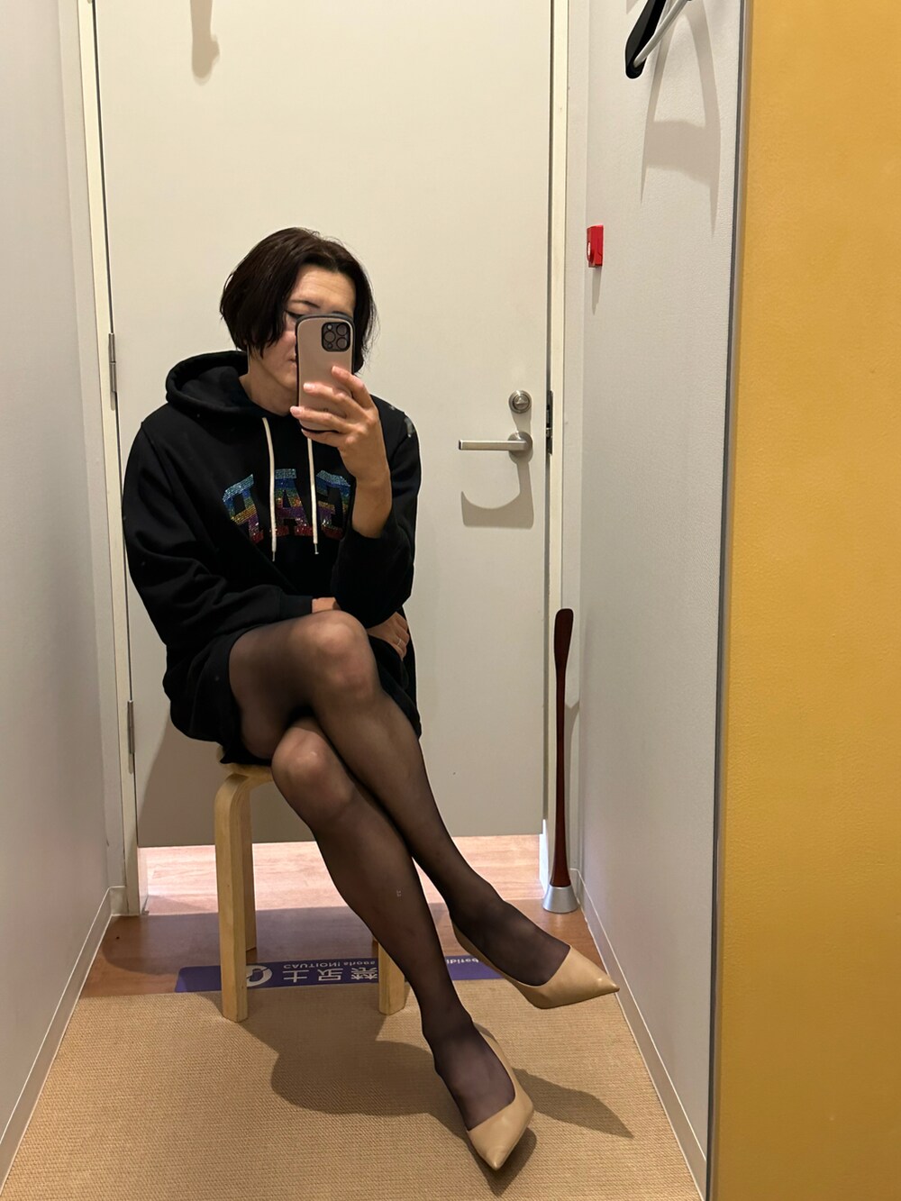 ブラック系のワンピース/ドレスを着用したメンズの秋コーディネートの2枚目の写真