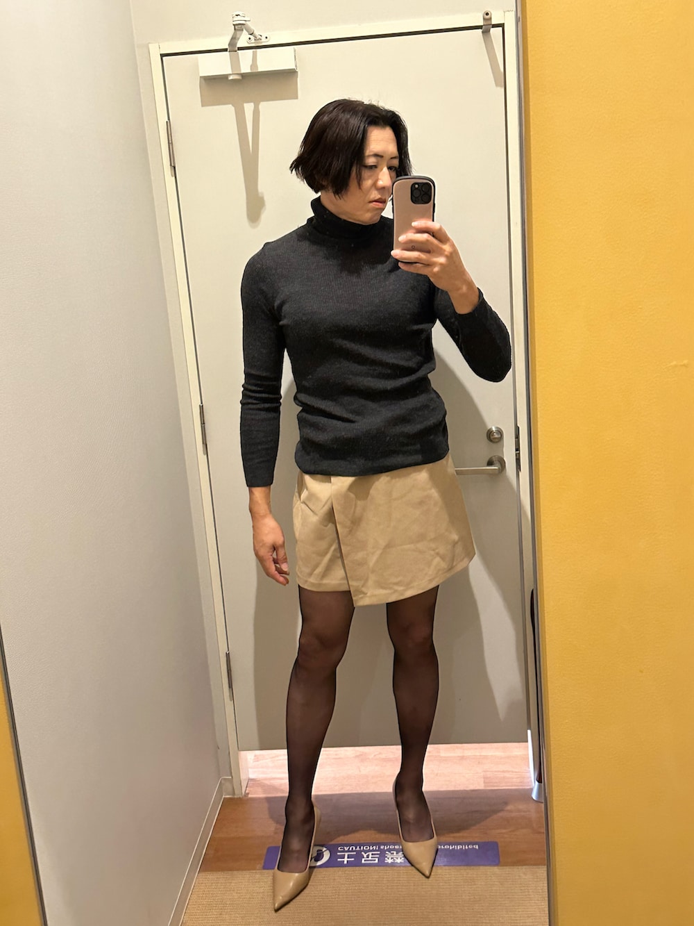 グレー系のニット/セーターを着用したメンズの秋コーディネートの2枚目の写真