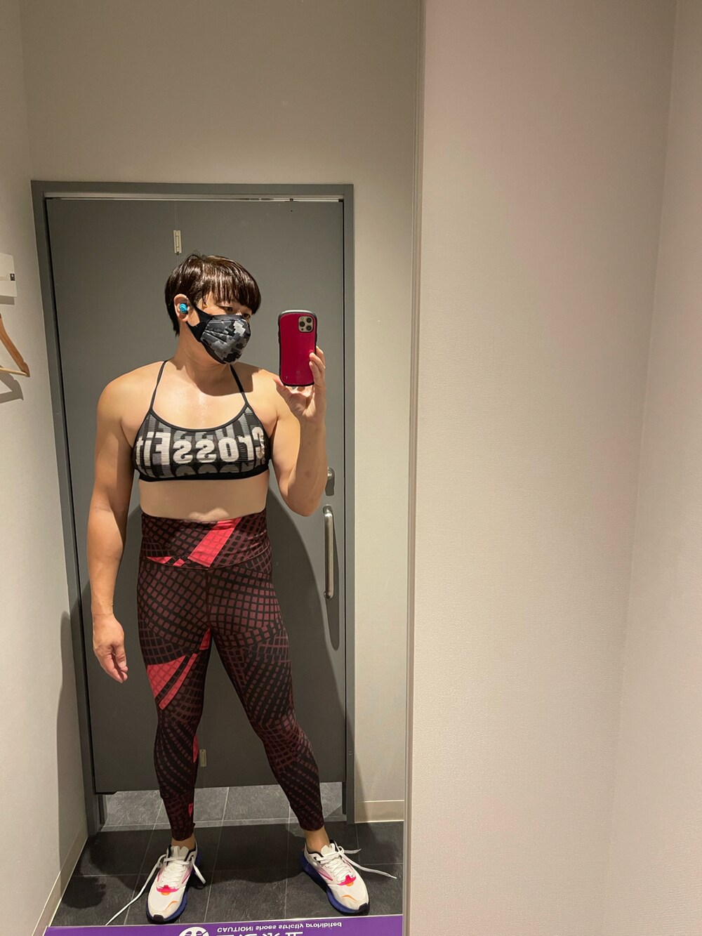 ブラック系のタンクトップを着用したメンズの秋コーディネートの3枚目の写真