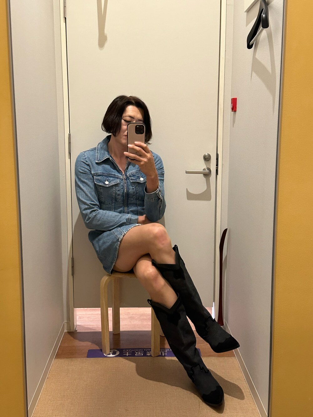 ブルー系のワンピース/ドレスを着用したメンズの冬コーディネートの2枚目の写真