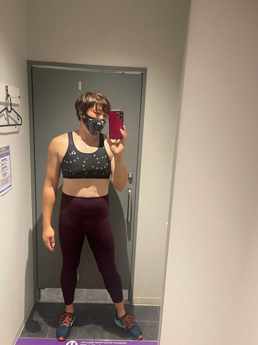 パープル系のタンクトップを着用したメンズの秋コーディネートの3枚目の写真