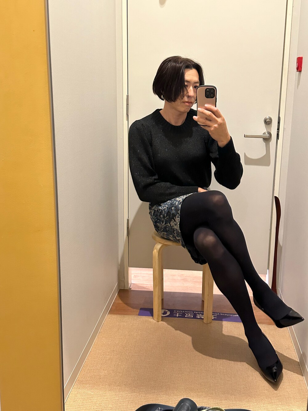 ブラック系のニット/セーターを着用したメンズの冬コーディネートの3枚目の写真