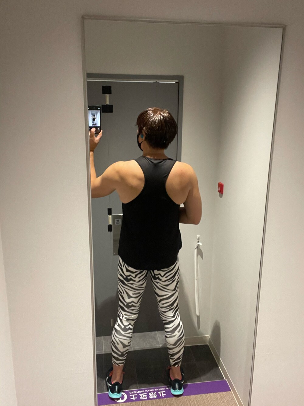 ブラック系のタンクトップを着用したメンズの夏コーディネートの3枚目の写真