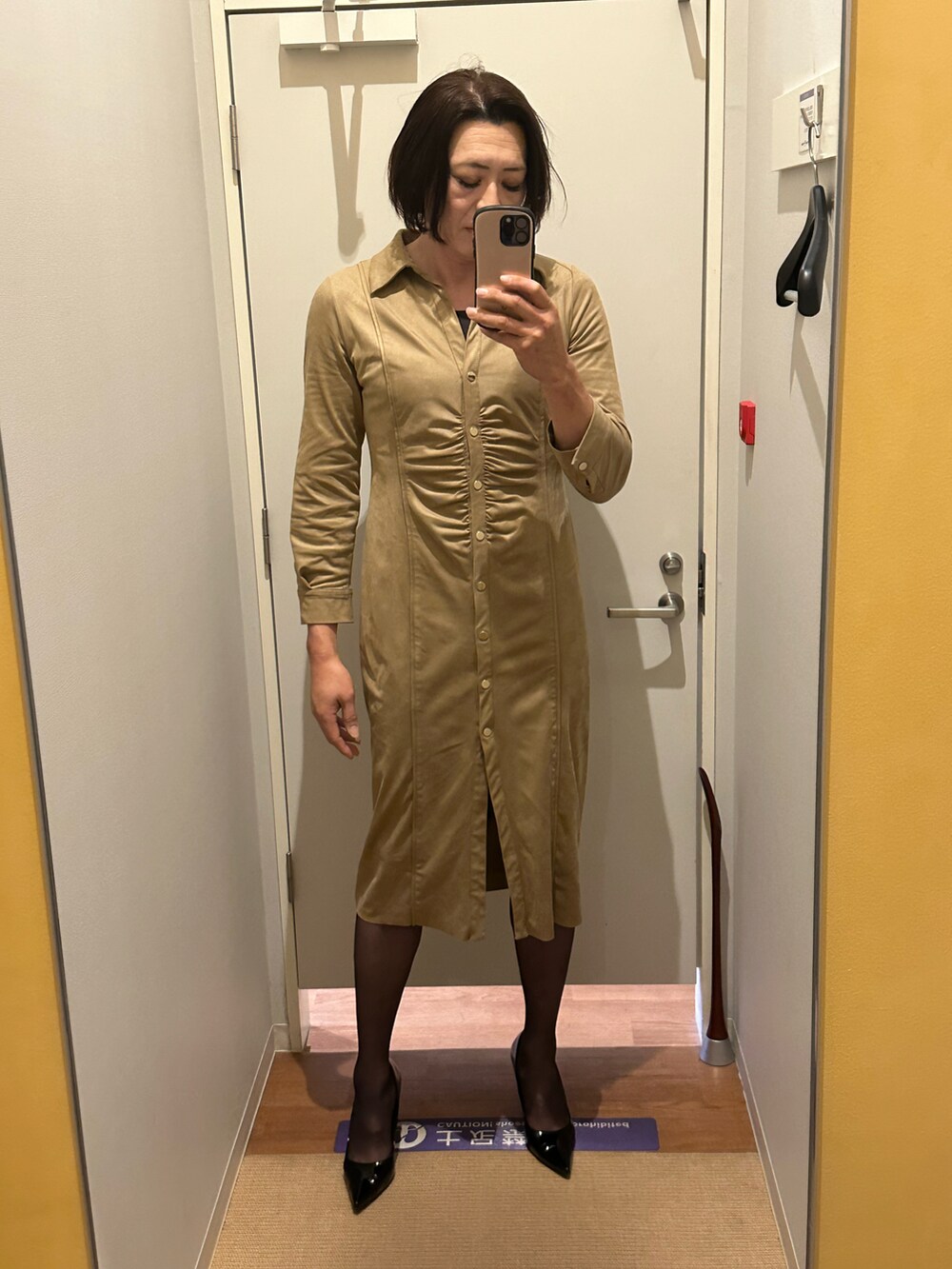 ベージュ系のワンピース/ドレスを着用したメンズの春コーディネートの2枚目の写真