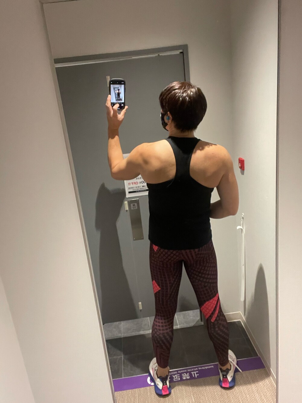 ブラック系のタンクトップを着用したメンズの秋コーディネートの2枚目の写真