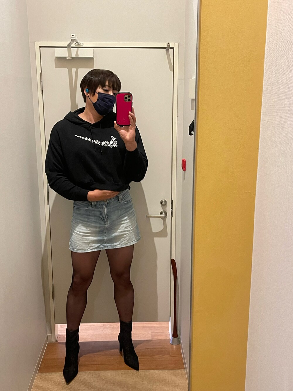 ブラック系のパーカーを着用したメンズの夏コーディネートの2枚目の写真