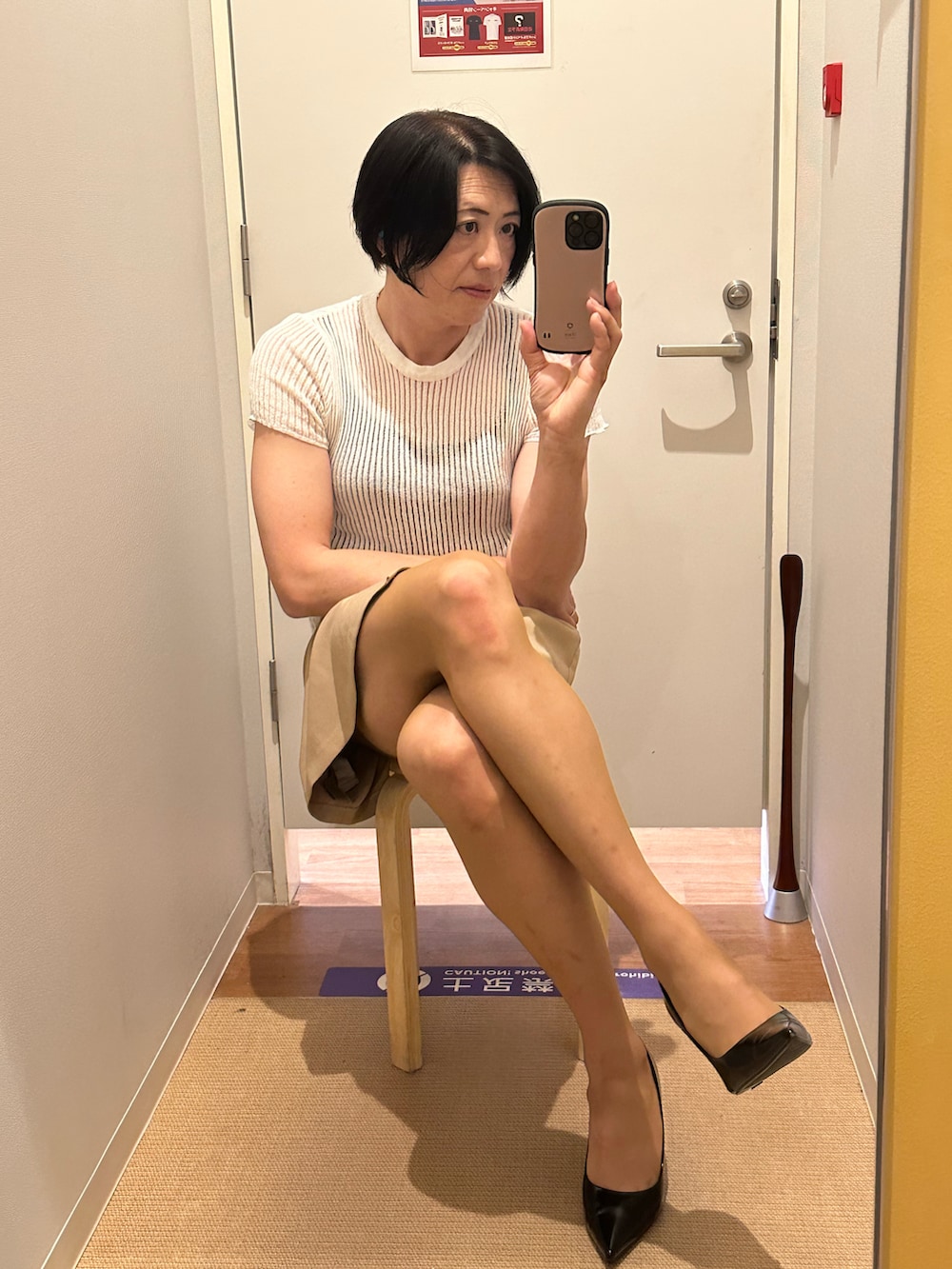 ホワイト系のシャツ/ブラウスを着用したメンズの春コーディネートの2枚目の写真