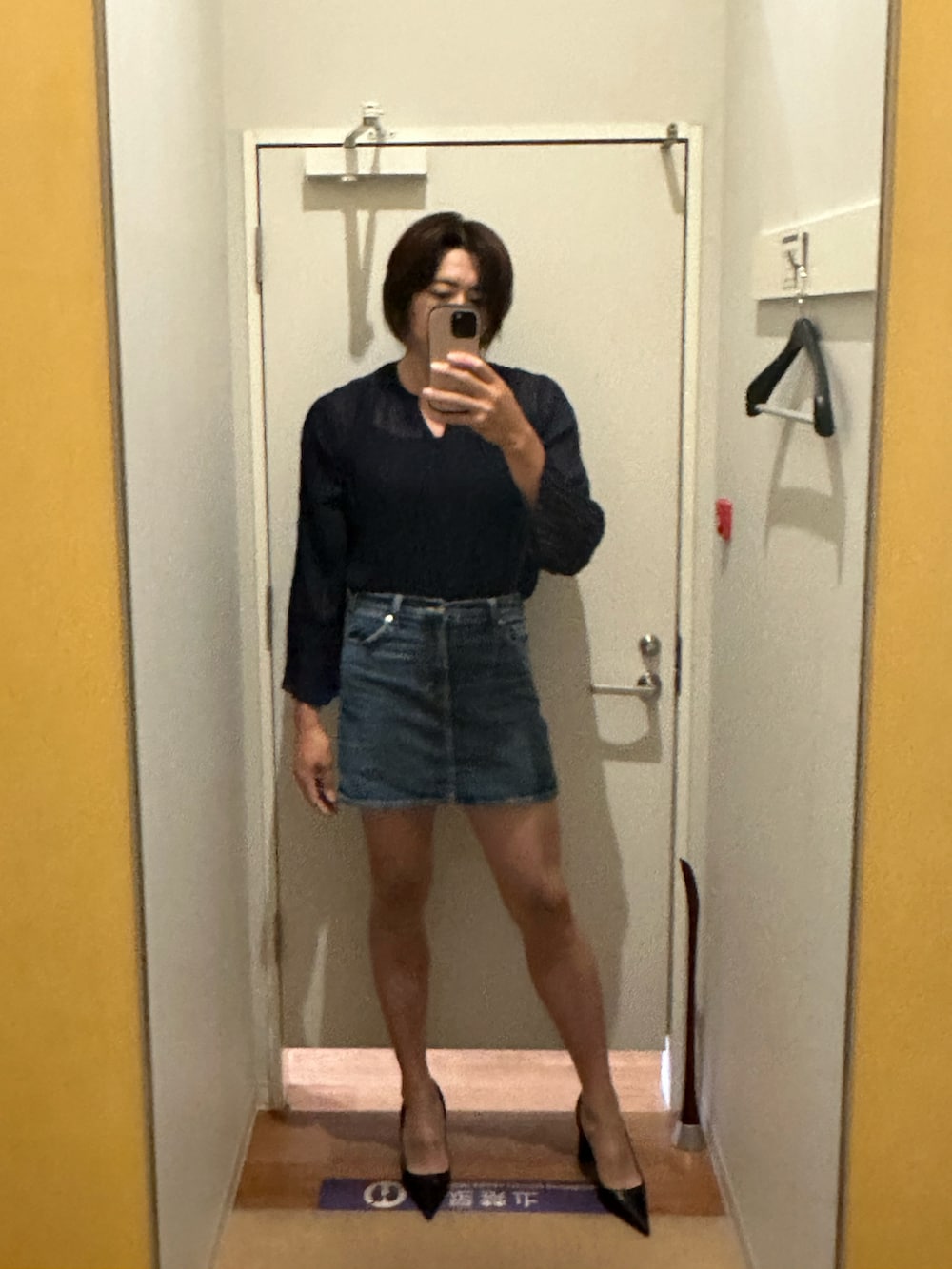 ブラック系のパンプス、ブルー系のトップスを着用したメンズの夏コーディネートの2枚目の写真