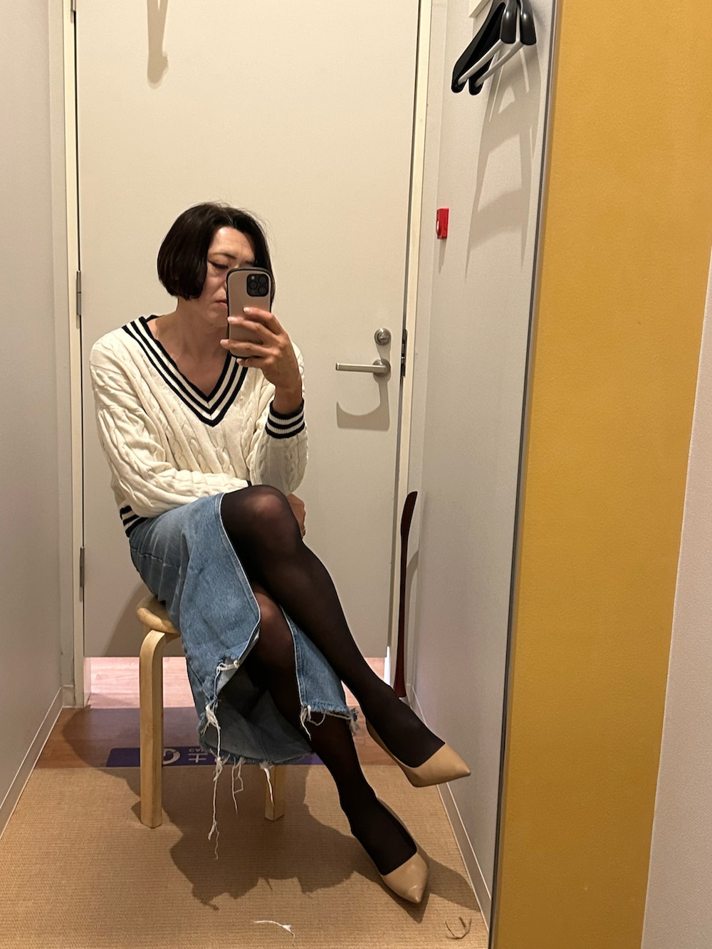 ブルー系のデニムスカートを着用したメンズの冬コーディネートの2枚目の写真