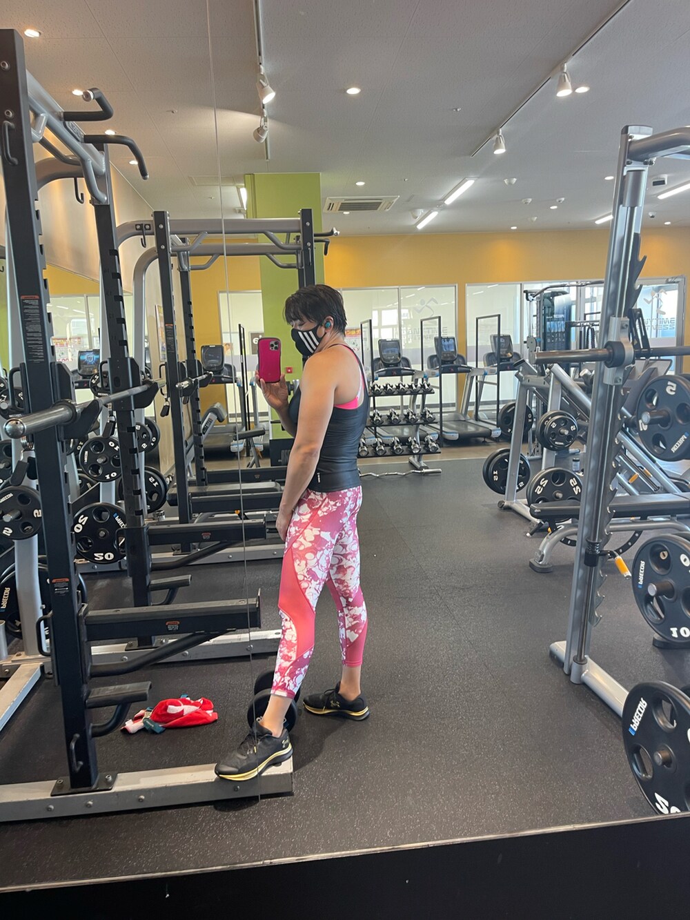 ブラック系のタンクトップ、ピンク系のレギンス/スパッツを着用したメンズの冬コーディネートの2枚目の写真