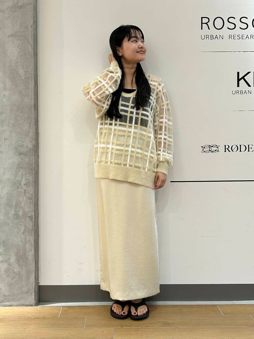 ホワイト系のスカート、ベージュ系のニット/セーターを着用したレディースの夏コーディネートの2枚目の写真