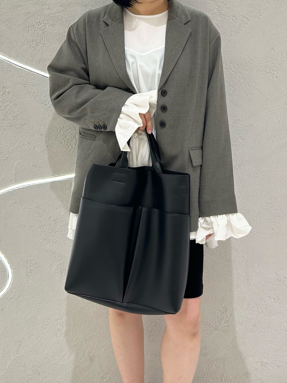 グレー系のその他アウター、ホワイト系のワンピース、ブラック系のその他パンツを着用したレディースの冬コーディネートの6枚目の写真