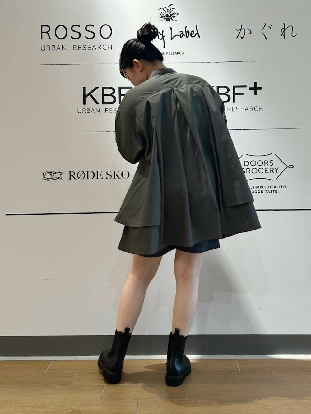 グレー系のワンピース、グレー系のその他パンツを着用したレディースの秋コーディネートの4枚目の写真