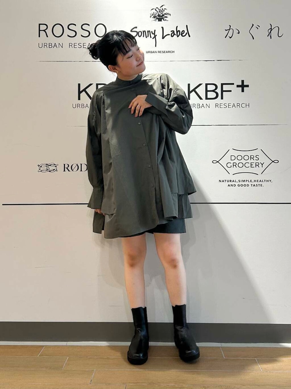 グレー系のワンピース、グレー系のその他パンツを着用したレディースの秋コーディネートの3枚目の写真