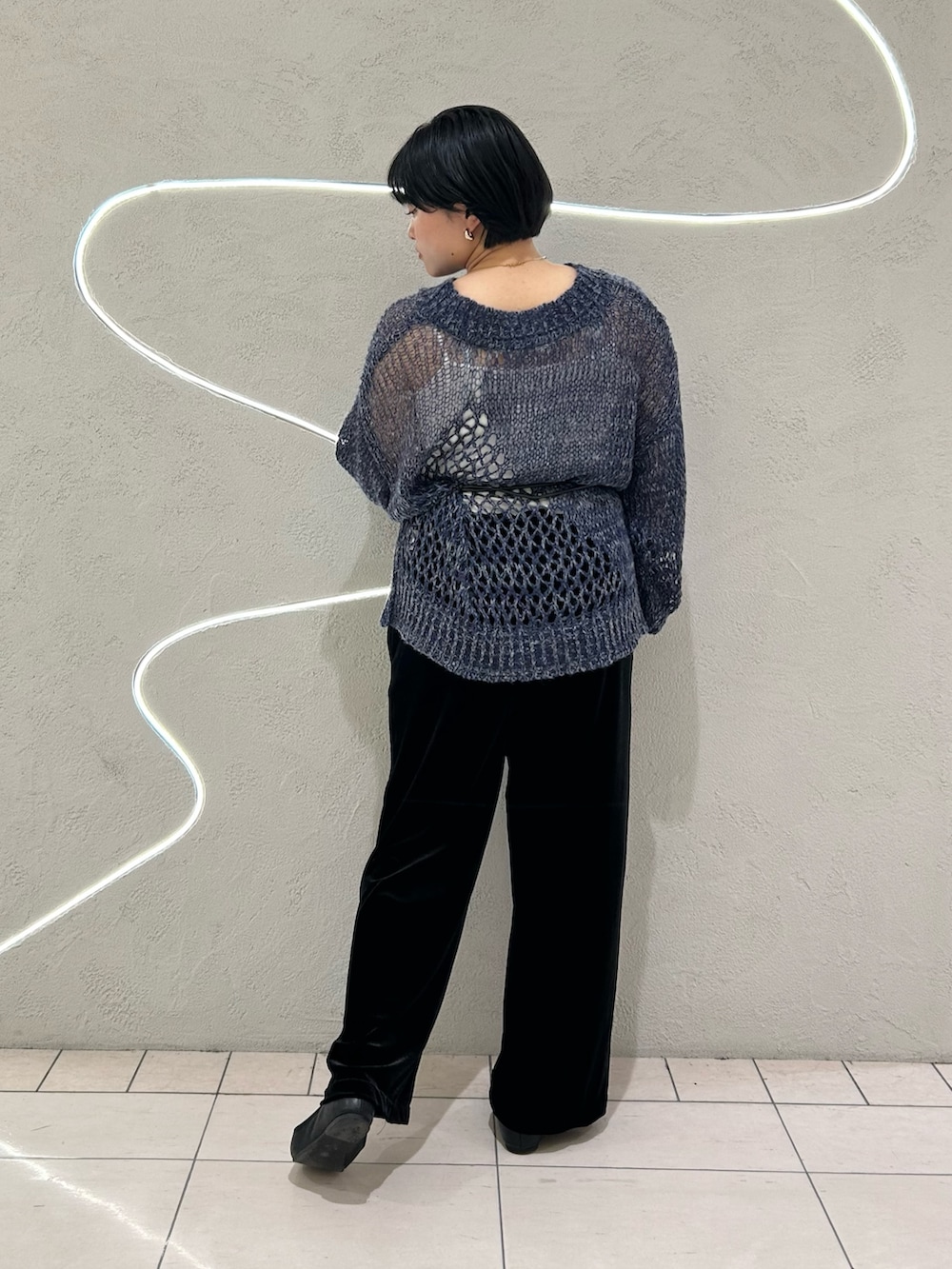 ブルー系のニット/セーター、ブラック系のその他パンツ、ブラック系の財布を着用したレディースの秋コーディネートの4枚目の写真
