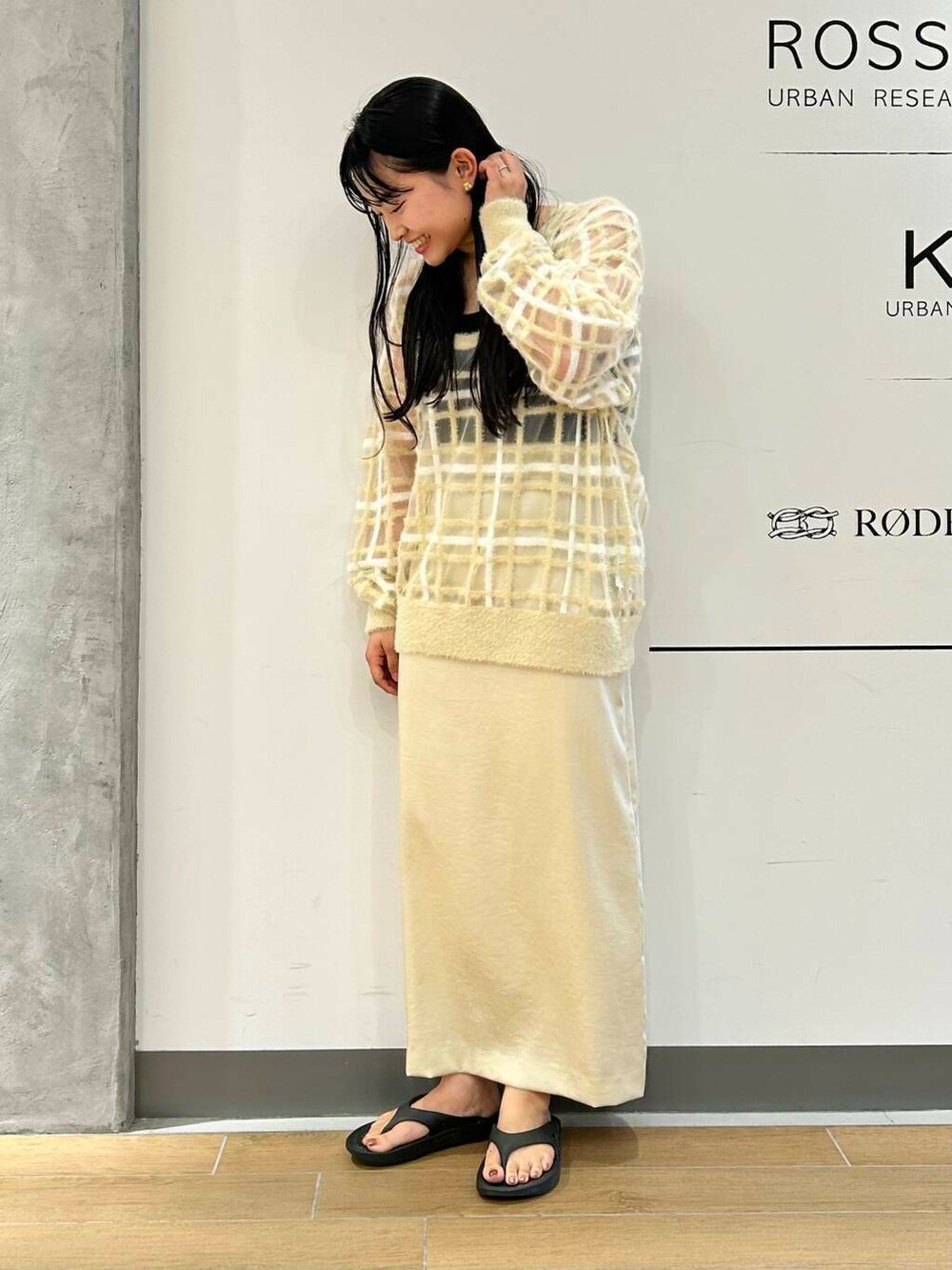 ホワイト系のスカート、ベージュ系のニット/セーターを着用したレディースの夏コーディネートの3枚目の写真