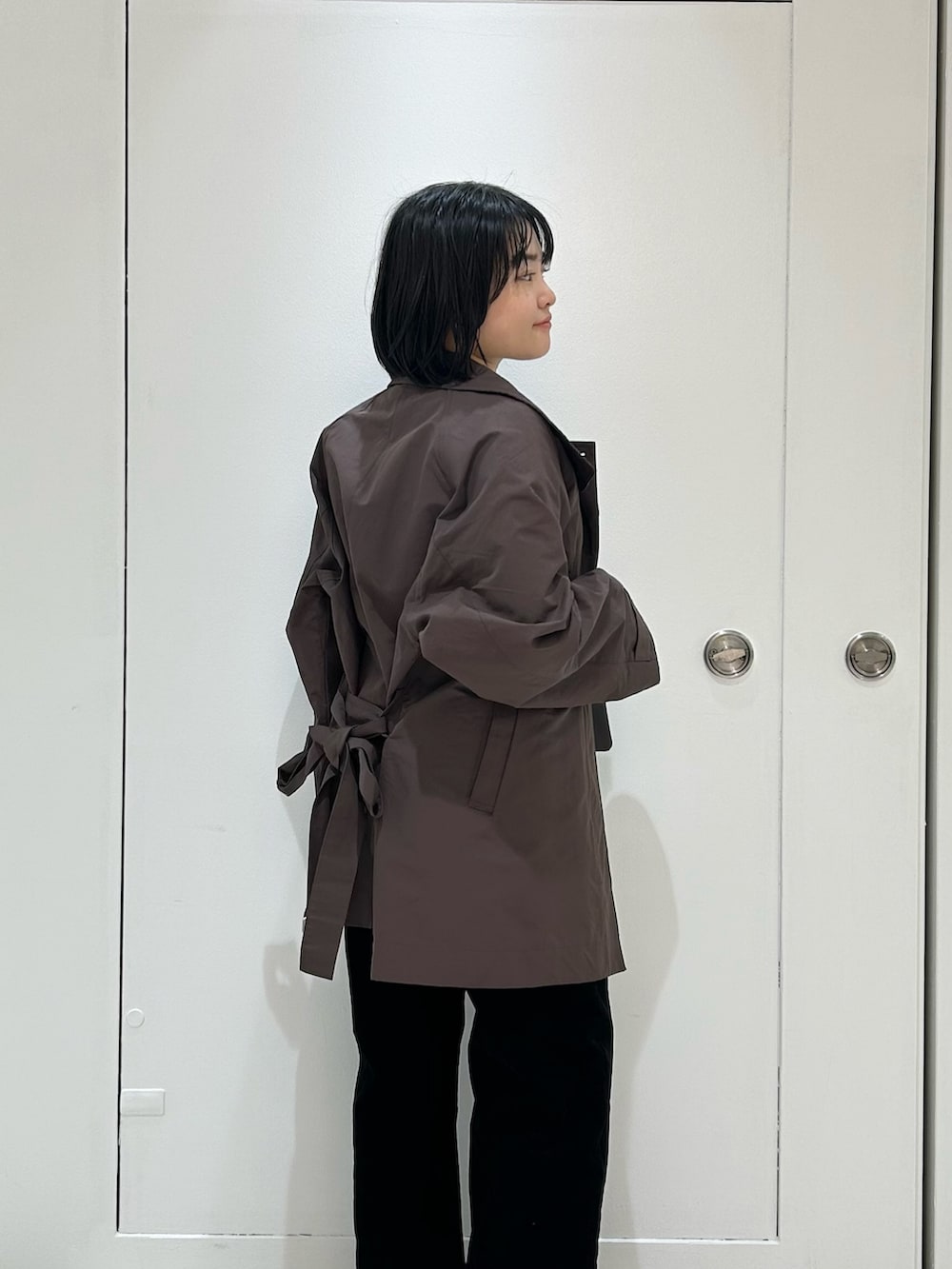 ブラウン系のその他アウター、ブラック系のデニムパンツ、ブラウン系のニット/セーターを着用したレディースの冬コーディネートの4枚目の写真